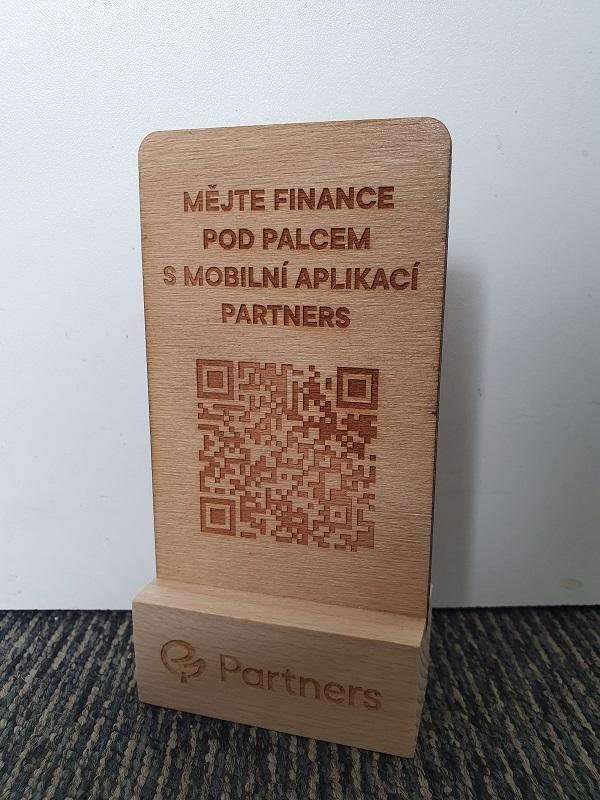 Dřevěný stojánek s QR kódem