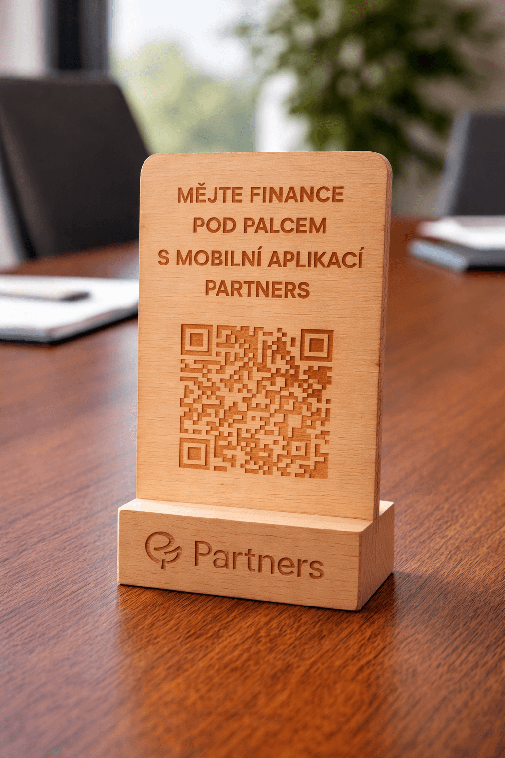 Dřevěný stojánek s QR kódem